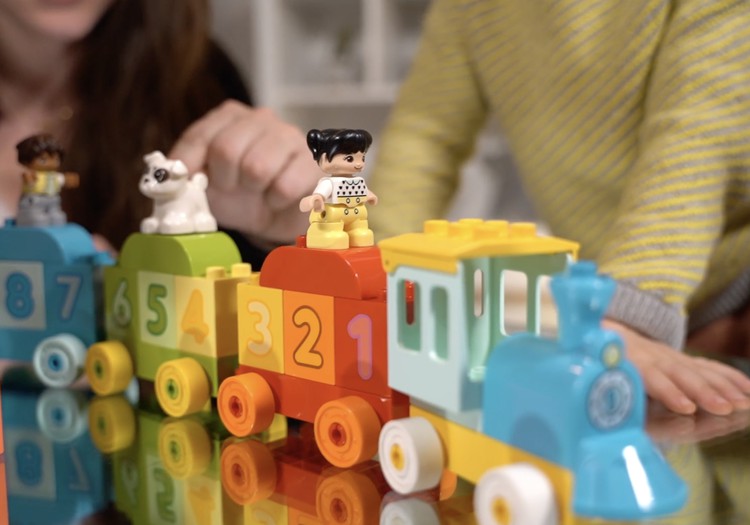 Kā padarīt ciparu apgūšanu aizraujošāku? Kopā ar LEGO DUPLO jautro vilcieniņu!