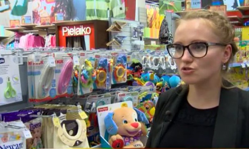 Rotaļlieta viena, cenas dažādas – latviski «runājošs kucēns» veikalā dārgāks 