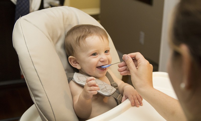 Šokējoši: Ēšanas laikā mazulim rāda multenes, lai bērns būtu mierīgs