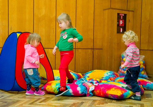 FOTOreportāža: Valtera Poļakova izstāde "Latvijas bērni" Rundālē