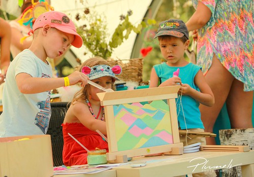 Smilšu lampu „Sensorās pasaules” Māmiņu Kluba festivālā