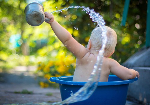 Rūpes par mazuli vasarā: Kā norūdīt un pasargāt savu bērnu karstajā laikā?