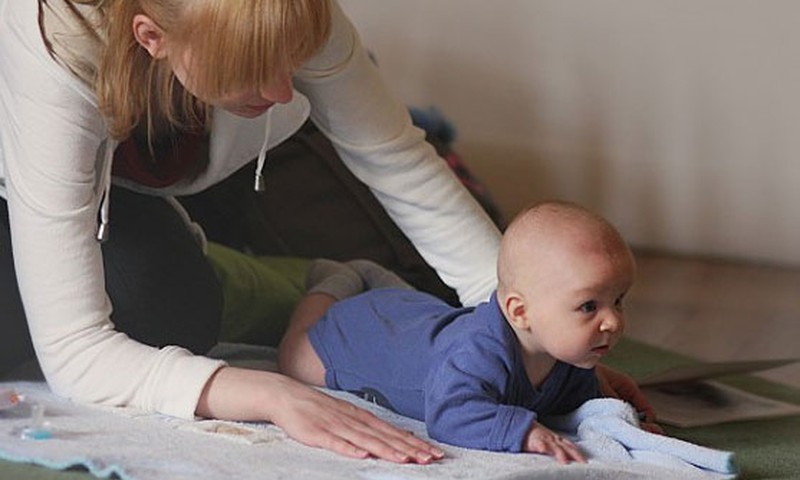 Hedlings jaunajiem vecākiem kopā ar Klaudiju Hēlu