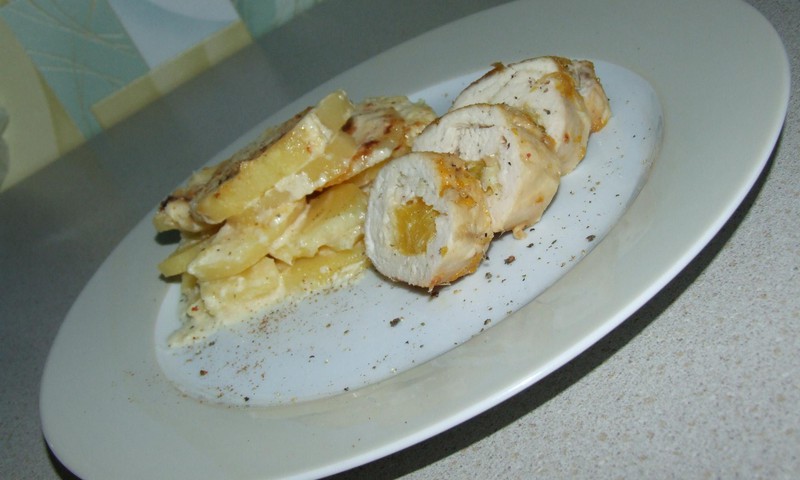 Kartupeļi franču stilā un vistas rulete ar apelsīniem.
