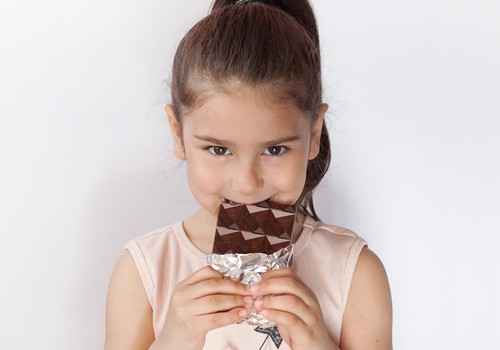 Vai ļaut bērnam mieloties ar šokolādi?