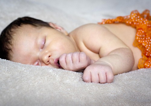 Mazulis saldajā miedziņā jeb kā mazuļi guļ pirmajos sešos mēnešos