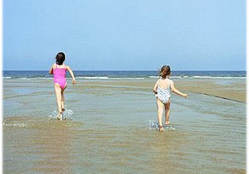 91% pirmklasnieku apņemas peldēties tikai pieaugušo uzraudzībā