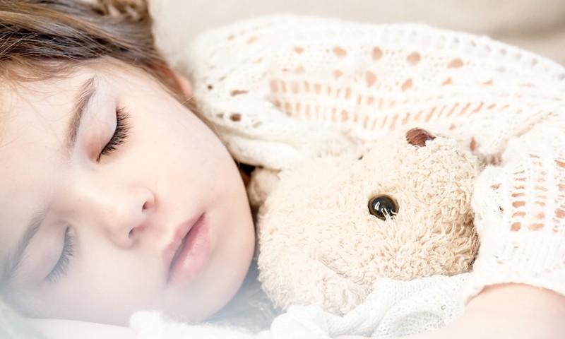 Laiks doties gulēt! Kā palīdzēt bērnam pirms miega nomierināties?
