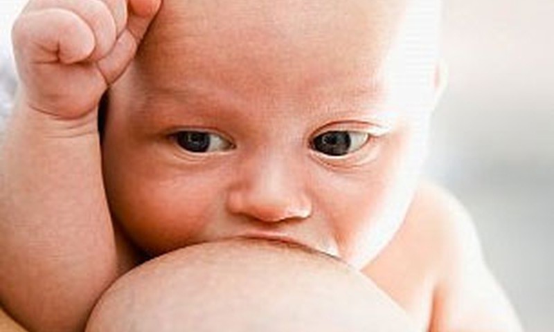 Krūts zīdīšanas speciāliste: Papildus krūts pienam ūdens mazulim nav jādod!