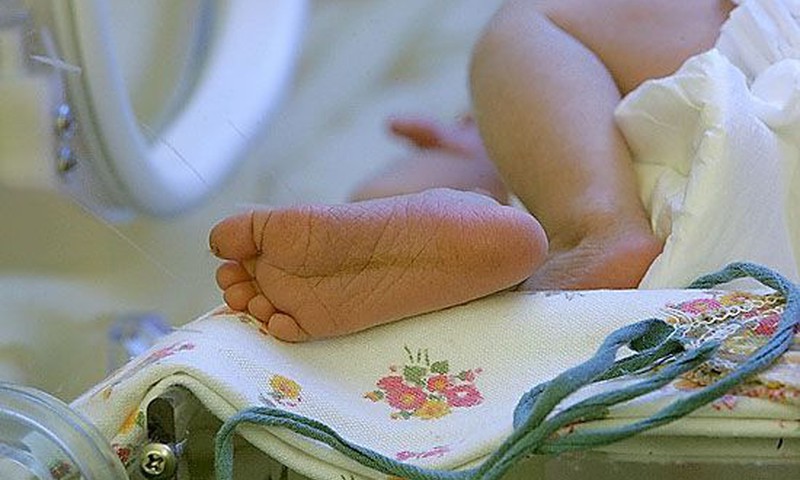Ar tuberkulozi slims mazulis cīnās par dzīvību; nav vakcinēts