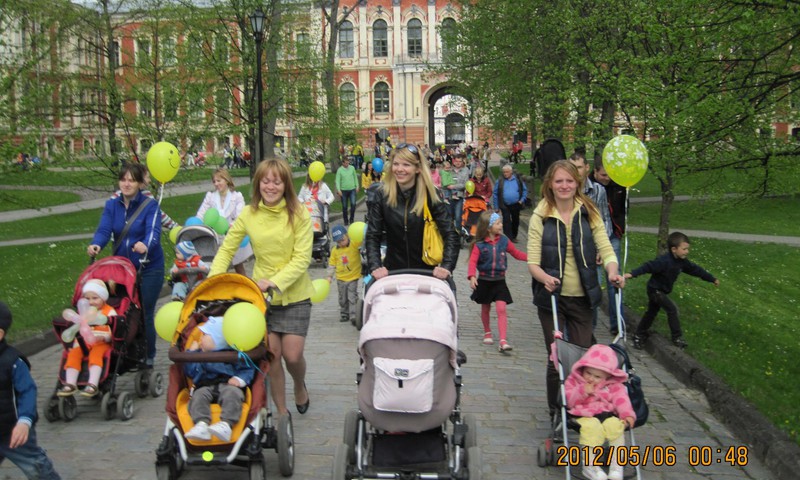 ŠODIEN māmiņas vienlaicīgi visā Latvijā izies Lielajā Ratu pastaigā: PAPILDINĀTS saraksts