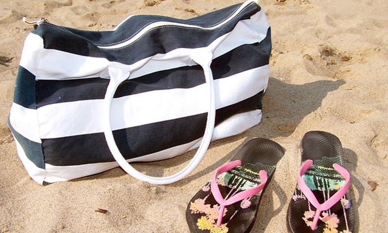 Dodamies uz pludmali: ko likt peldēšanās un sauļošanās somā?