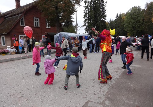 Rudens nāk ar gadatirgu