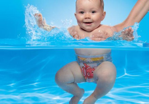 Vasaras peldes plašajos ūdeņos ar HUGGIES® Little Swimmers® peldbiksītēm!