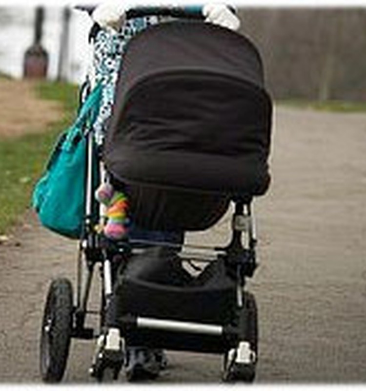 Vecāku pabalstus vairs nemaksās avansā, neļaus saņemt pilnu pabalstu un algu