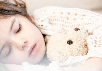 Laiks doties gulēt! Kā palīdzēt bērnam pirms miega nomierināties?