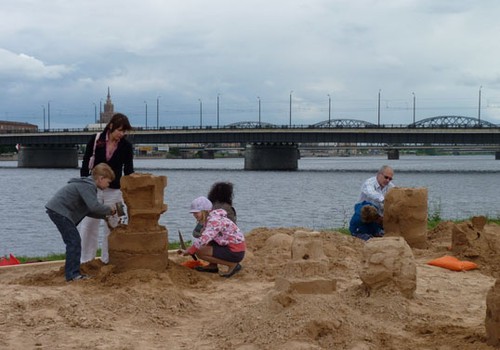 Radošais smilšu skulptūru „Magic Sand Riga” – mūsu bērniem!