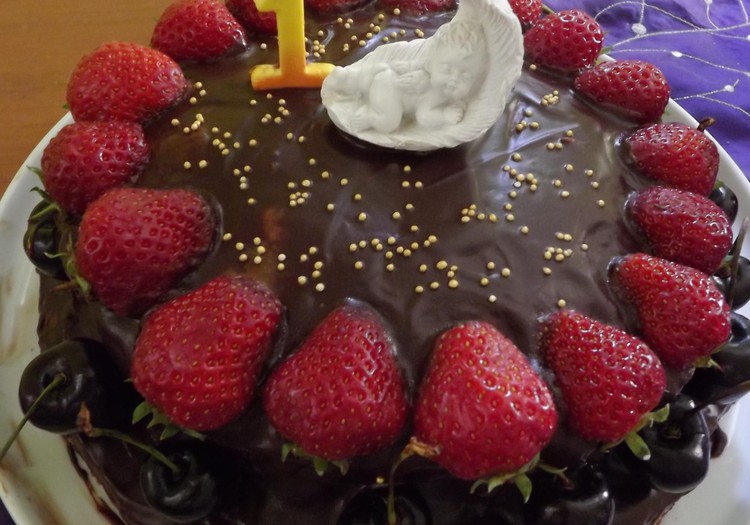 Dzimšanas dienas torte ar zemenēm un ķiršiem
