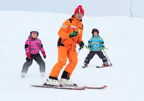 Vēlies sākt slēpot? Atbildes uz māmiņu biežāk uzdotajiem jautājumiem par slēpošanu