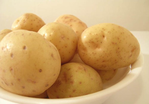 Jaunie kartupelīši pusdienu galdā. Kādas ir kartupeļu labās īpašības?