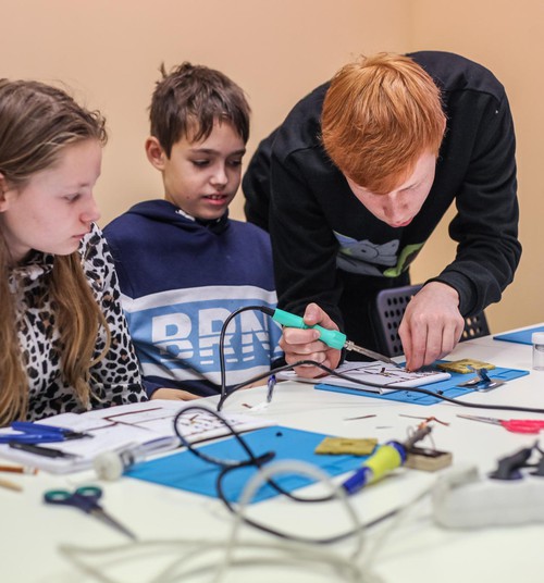 “Laboratorium Zinātnes skola” sadarbībā ar “HansaMatrix” piedāvā budžeta vietas skolēniem elektronikas nodarbībām