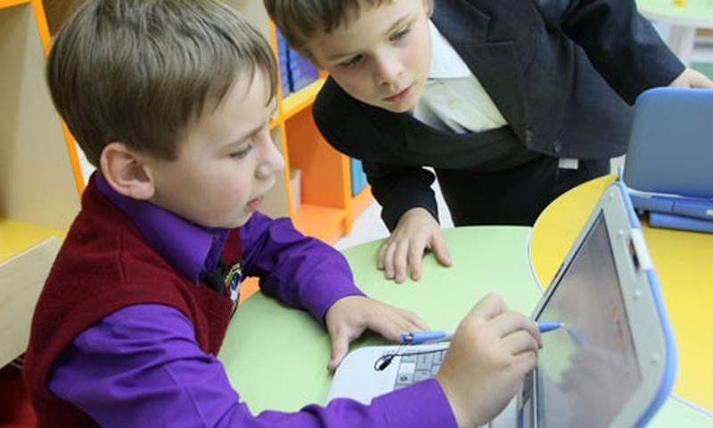 IZM sola visas skolas nodrošināt ar datoriem