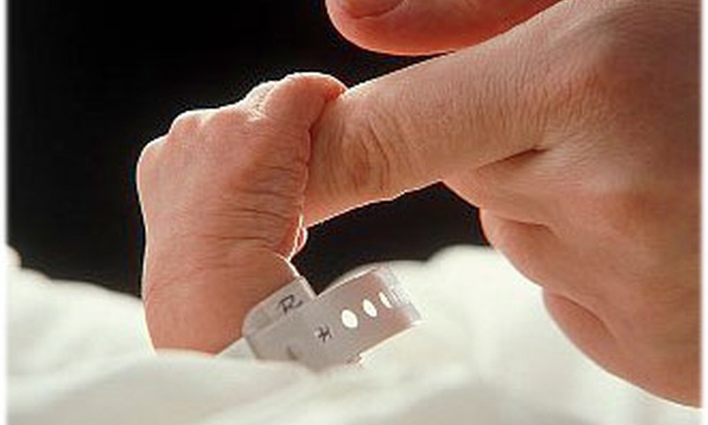 Māmiņu Klubs: Vairāk nekā 70% jauno vecāku ir gatavi doties parakstīties par pabalstu griestu atcelšanu.