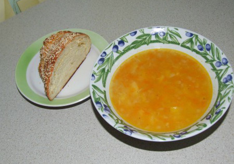 Pusdienās lēcu zupa ar pašceptu siera maizi