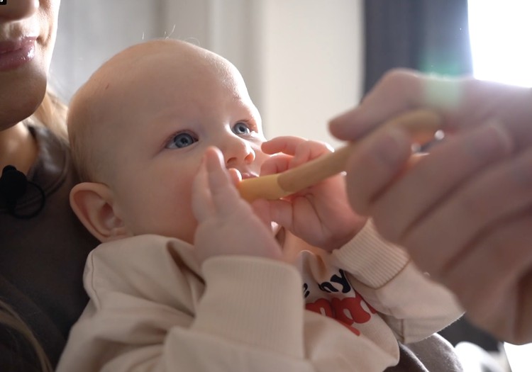 Kad un kā mazulim piedāvāt gaļu?