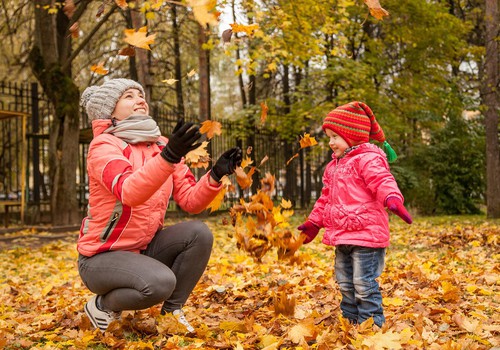 Rudens pastaigas ar mazuli: kā padarīt tās aizraujošas un izglītojošas