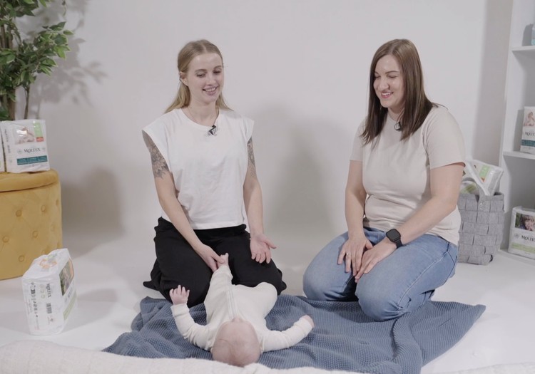 Autiņbiksīšu maiņa aktīviem mazuļiem