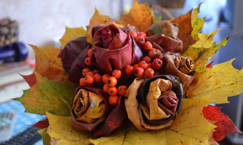 Rožu pušķis no rudens lapām