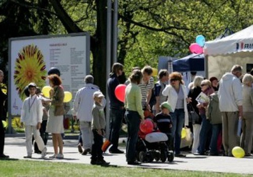 Atļauts sēdēt Rīgas zālienos! Pastaigas Rīgas parkos kļūst jaukākas!