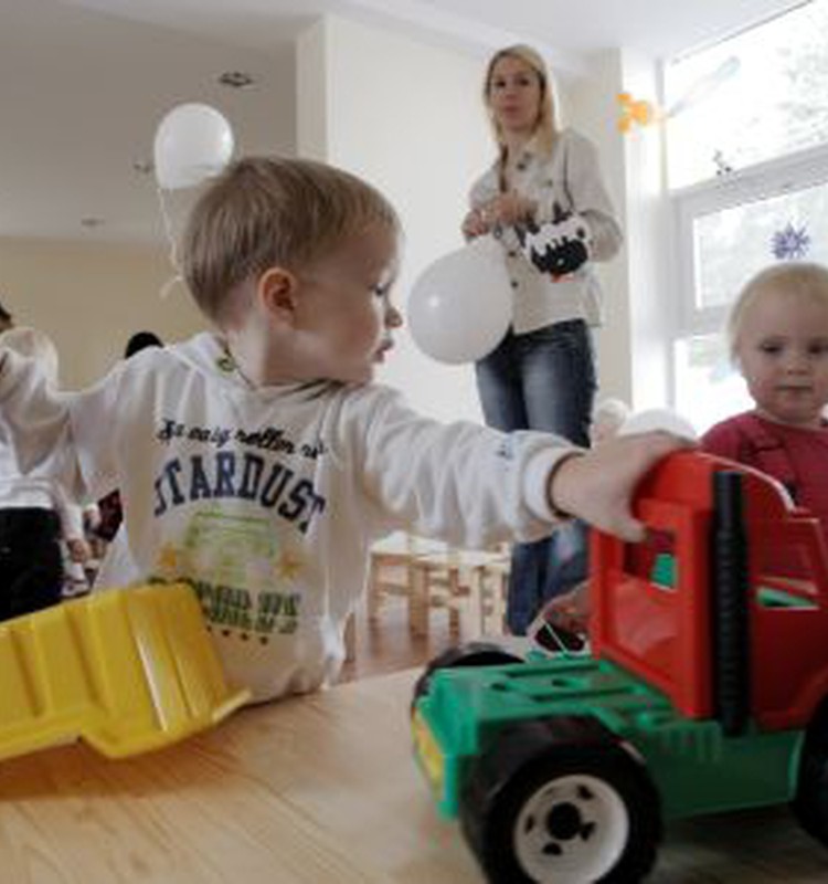 Rīgas domnieki šodien atņēma pabalstu rīdziniekiem, kuru bērniem nav vietas bērnudārzos