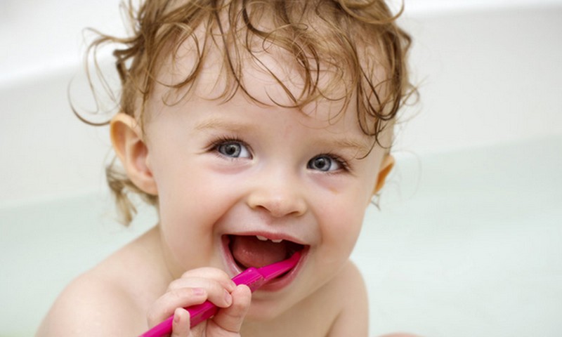 Visā Eiropā bērniem trūkst zobu tīrīšanas iemaņu