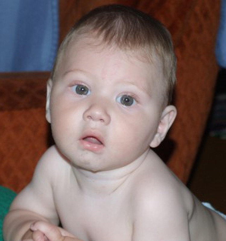 Bērns nesēž ar taisnu muguru jeb kā novērst apaļas muguras veidošanos