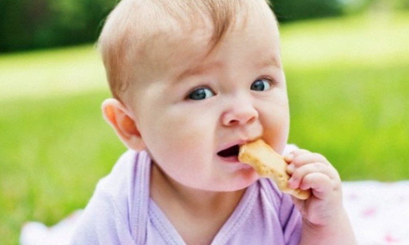 Kā izvēlēties pirmo karotīti bēbītim?