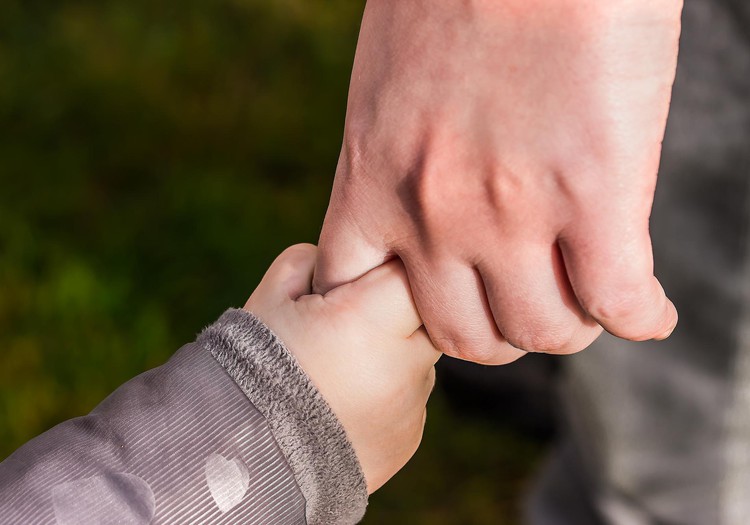 Plāno mainīt vecāku pabalsta izmantošanas kārtību