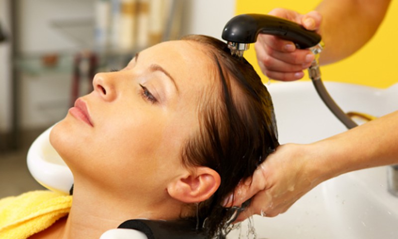 Pareiza matu mazgāšanas tehnika: iesaka dermatoloģe