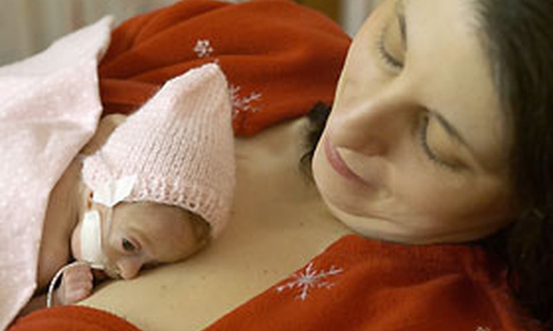 Ķengurmetode jeb ādas- ādas kontakts starp māmiņu un bērniņu glābj jaundzimušo dzīvības