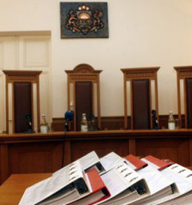 Šodien Satversmes tiesa sāk skatīt lietu par vecāku pabalstu samazināšanu