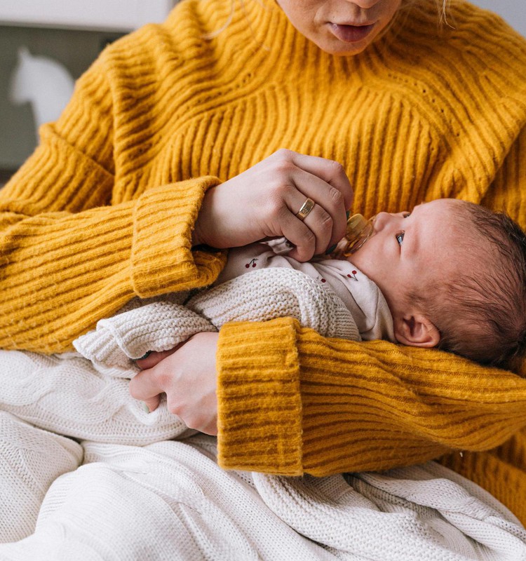 Rīgas pašvaldība piedāvā jaunu atbalstu māmiņām ar pēcdzemdību depresiju