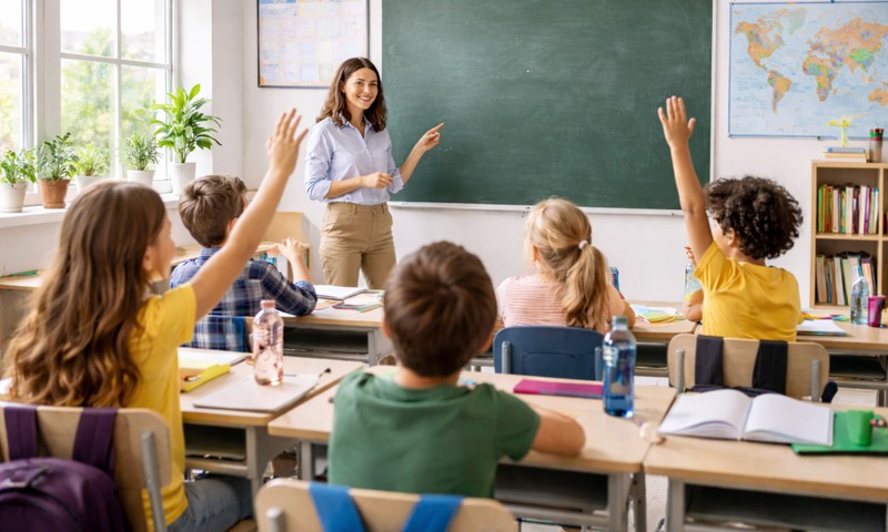 Apstiprina skaidrākus un vienkāršākus nosacījumus skolēnu uzņemšanas un pārcelšanas kārtībā