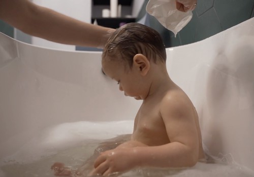Kā pareizi mazgāt mazulim matus?