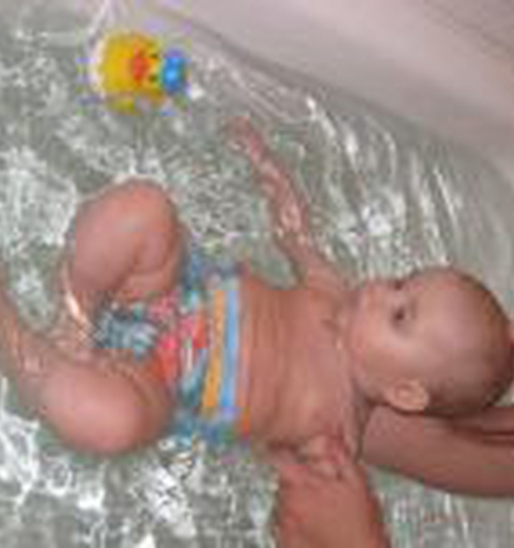 Pirmā niršana ar Huggies® Little Swimmers autiņbiksītēm