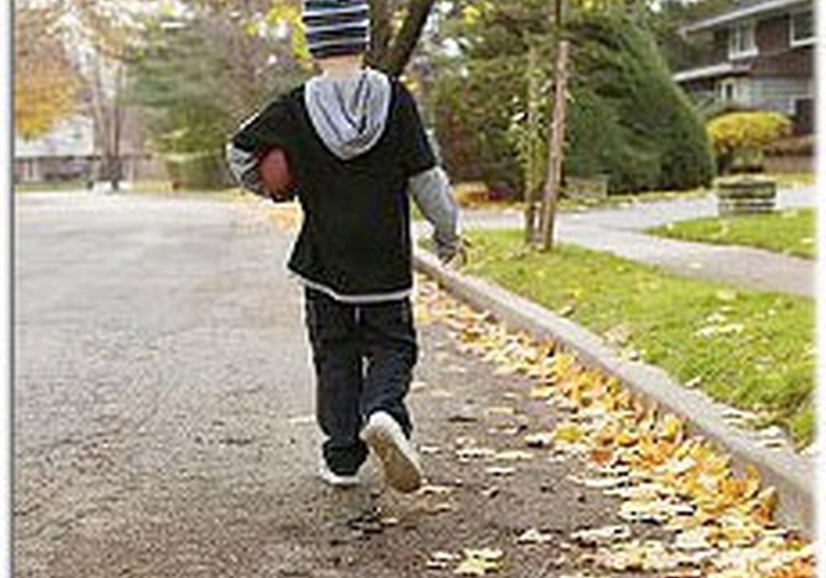 Drošības eksperti aicina vecākus runāt ar bērniem par drošību skolā un uz ielas