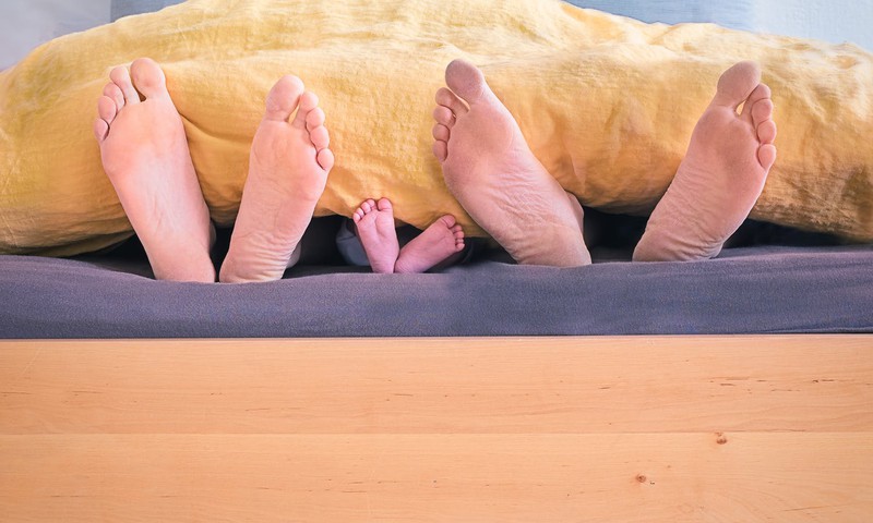 Vai ir droši vecākiem naktī gulēt ar zīdaini vienā gultā?