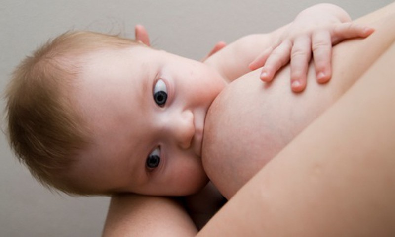 Kā panākt, lai mazulis ēstu no abām krūtīm?