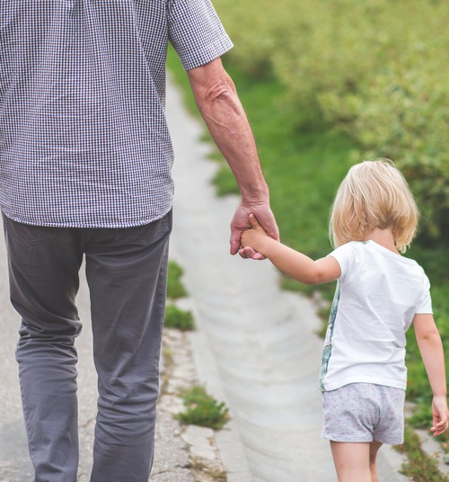 5 iemesli, kāpēc ir vērtīgi, ja bērni pavada laiku kopā ar vecvecākiem