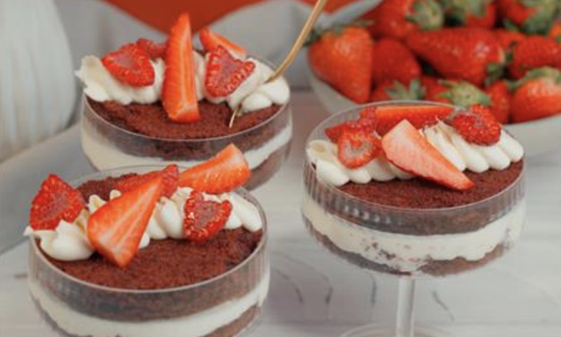 Tematisks deserts valsts svētku svinēšanai – sarkanā velveta kūka